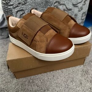 UGG unisex-child Rennon Low NIB SIZE 2